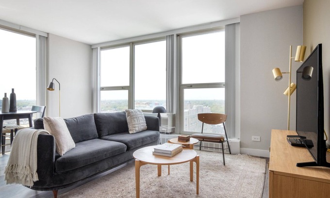 Edgewater Beach Apartamento | Classic Edgewater 1BR w/ Gym, Deck & Lounge, nr L, by Blueground