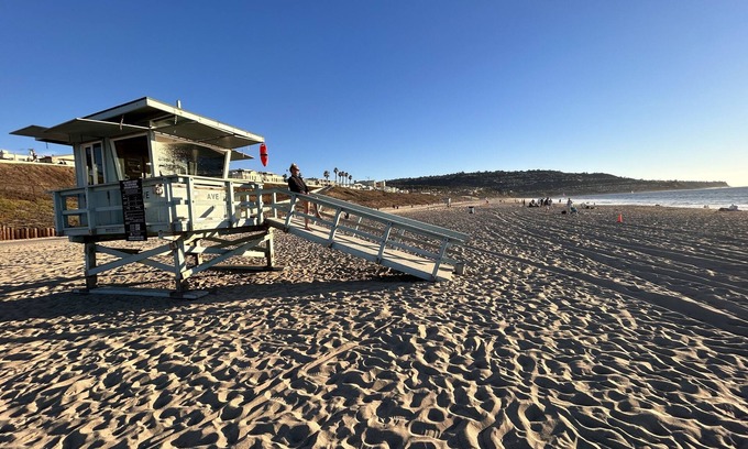 South Redondo Casa | Classic family-sized beach cottage w/fireplace - two minutes from the ocean!!