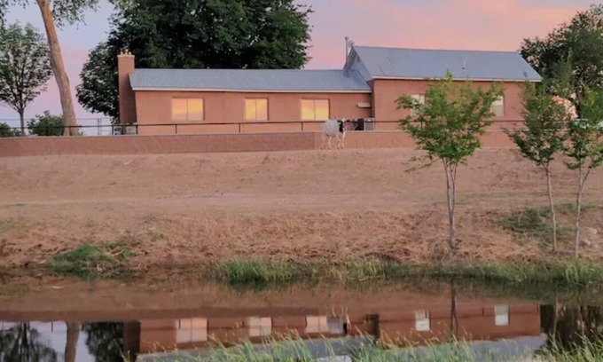 Roswell Otro | Classic farmhouse on 20 acres, no cleaning fee!