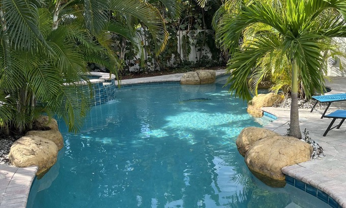 Coral Shores Casa | Encantadora casa de Florida con una evocadora sensación de isla tropical.