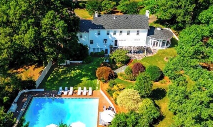 Greenville - Spartanburg Casa | Classic Furman Estate w/ Pool & Pond, Gourmet Kitchen, Movie Theater, Sleeps 22