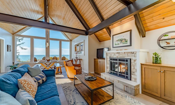 Trinidad Casa | Casa remodelada con vista al mar y a pocos pasos de parques y playas.