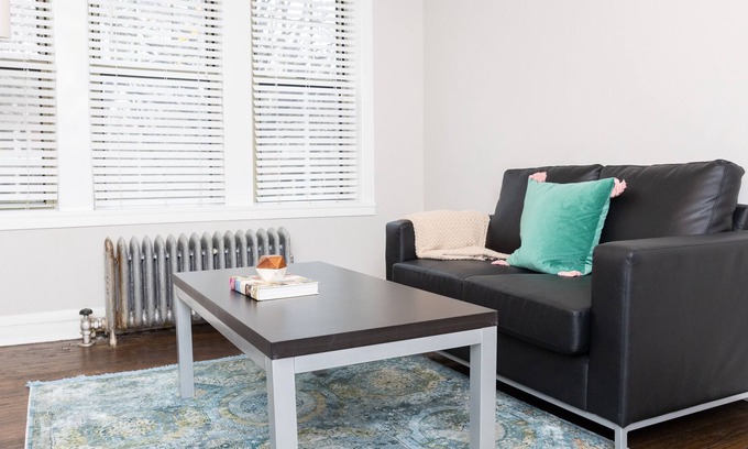 Kenwood Apartamento | Classic HP 1BR with Fast Transit to UChicago & DT by Zen Rentals