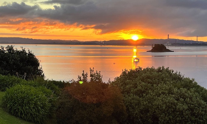 Whangarei Heads Cabaña | Classic Kiwi Bach In Blissful Urquhart Bay - Relax and Recharge