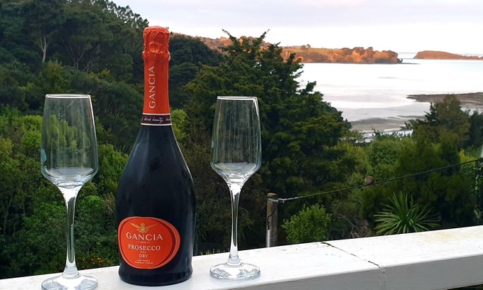 Mahurangi West Casa | Classic Kiwi bach, sea views and only 45 mins from Auckland