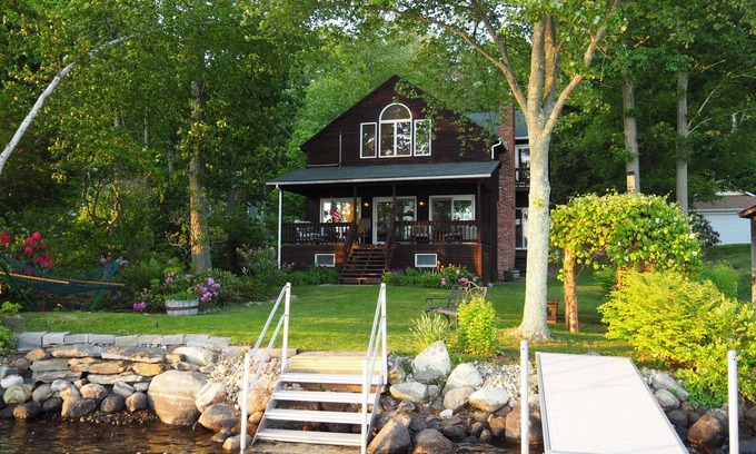 Lake Pocotopaug Casa | 🇺🇸 Casa clásica frente al lago con todo lo que necesita: ¡4 pasos para el acceso privado al agua!