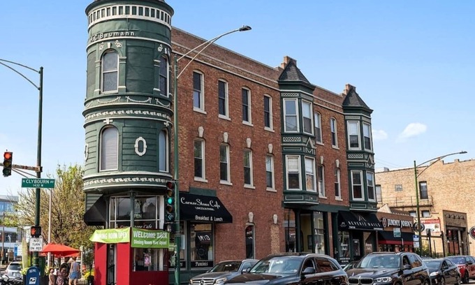 Lincoln Park Condominio | Classic Lincoln Park 2 bedroom condo- parking included