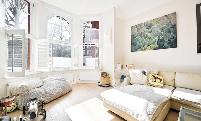 Earl's Court Apartamento | Classic London: Three bedroom Family Home with Private Garden Space.
