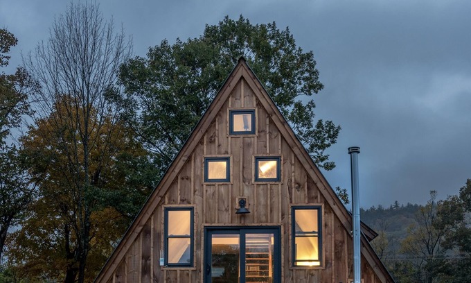 Rumney Cabina | Classic New England Cabin with hot tub, mountains, and river