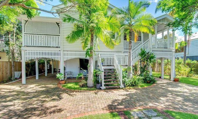 Hawthorne Casa | Classic Queenslander Close to City cat and Hawthorne Rd Shops & Restaurants hub