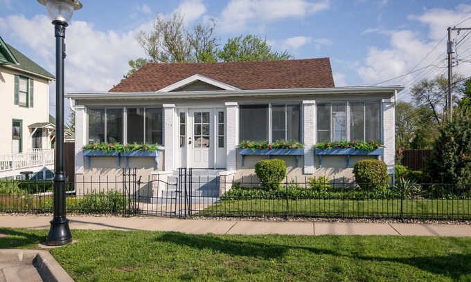 Michigan City Cabaña | Casa espaciosa clásica. La mejor ubicación para caminar a todo.