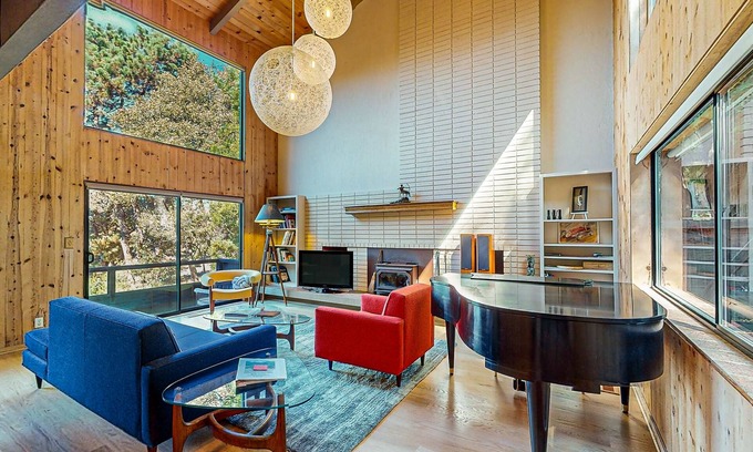 Sea Ranch Casa | Classic Sea Ranch architecture, ocean views, shared pools/saunas, & tennis court