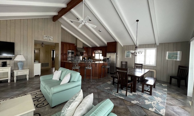 Stone Harbor Casa | Classic Stone Harbor home 1 block from the beach!