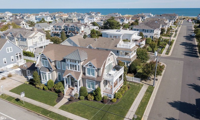 Stone Harbor Casa | Classic Stone Harbor Beach Oasis