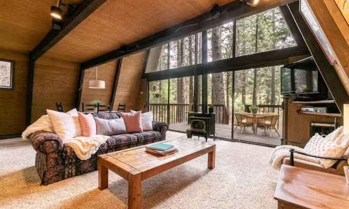 Truckee Cabina | Classic Tahoe a-frame cabin forest view floor2ceiling window. Near Northstar