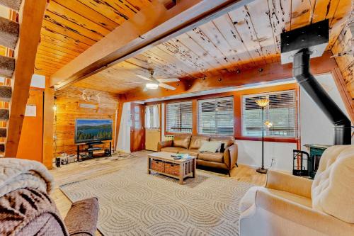 Serene Lakes Casa | Classic Tahoe Charm 3 Ski Resorts Within 5 Miles