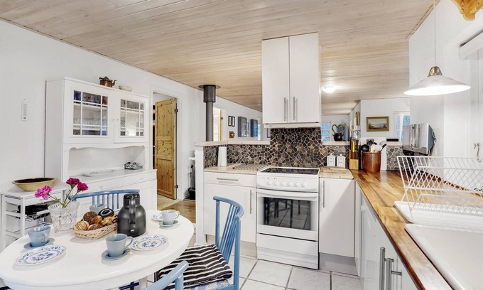 Ordrup Casa | Classic vacation home with inviting eat-in kitchen, wood-burning stove, TV room and 3 bedrooms.