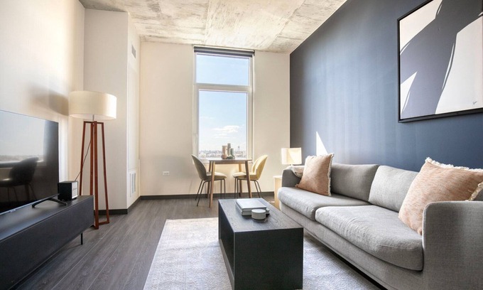 Near West Side Apartamento | Classic West Loop 1BR w/ Gym, near Fulton Market & I-90, by Blueground