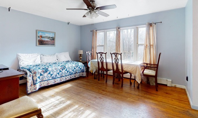 White Lake Casa | Classic White Lake hideaway with a large yard, washer/dryer, & full kitchen