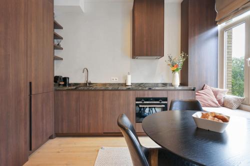 South Antwerp Apartamento | Classy 1BR Apartment Overlooking a Beautiful Park