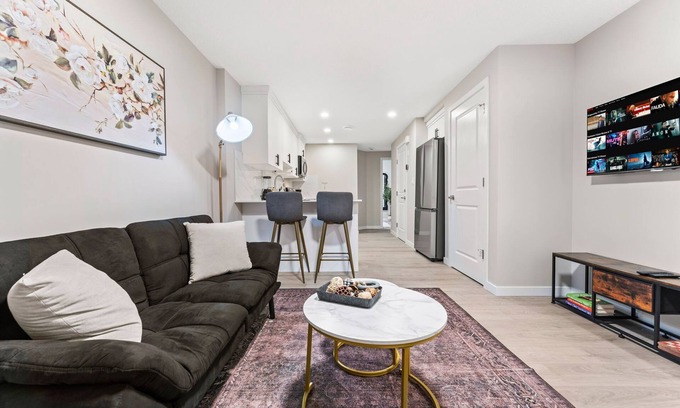 West Edmonton Casa | Classy 2-Bedroom Basement Near The Lake