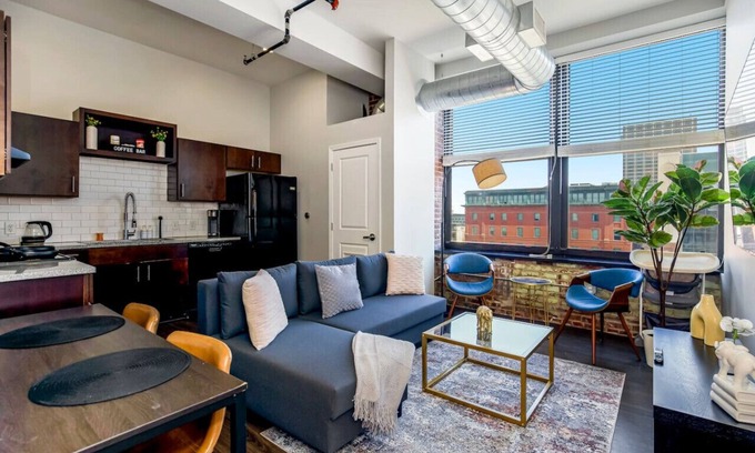 Downtown Kansas City Apartamento | Classy 2BR Near Arrowhd & TMobile Parking, Rooftop
