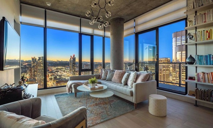 Beltline Apartamento | Classy & Comfortable Sub-Penthouse w Pool, AC