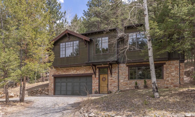 Idaho Springs Casa | Classy Craftsman by the Creek: fully remodeled, hot tub, walk to town