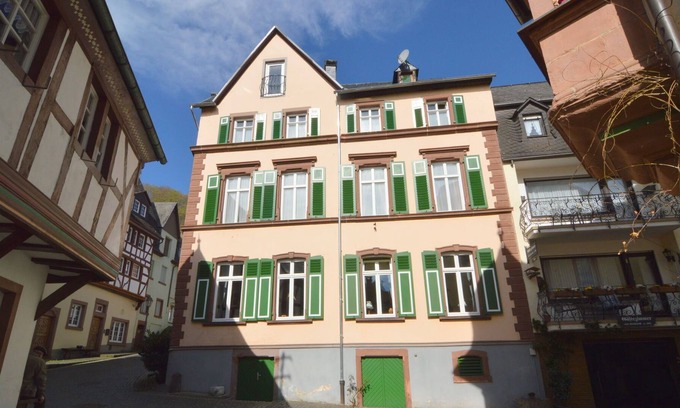 Uerzig Casa | Elegante casa de vacaciones en Ürzig cerca del bosque