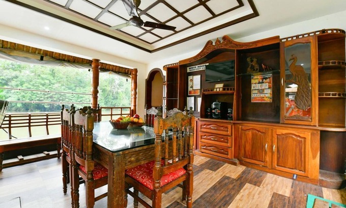Thanneermukkom Alquiler De Eote | Casa blanca con clase / bien amueblada, Alleppey