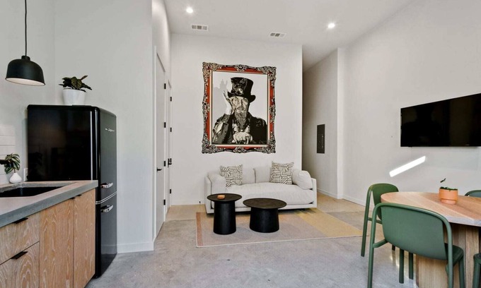 South 7th Ward Cama Y Desayuno | Claudia - Unit 2 | Sense of Calm and Relaxation, Walking Distance to the Excitem