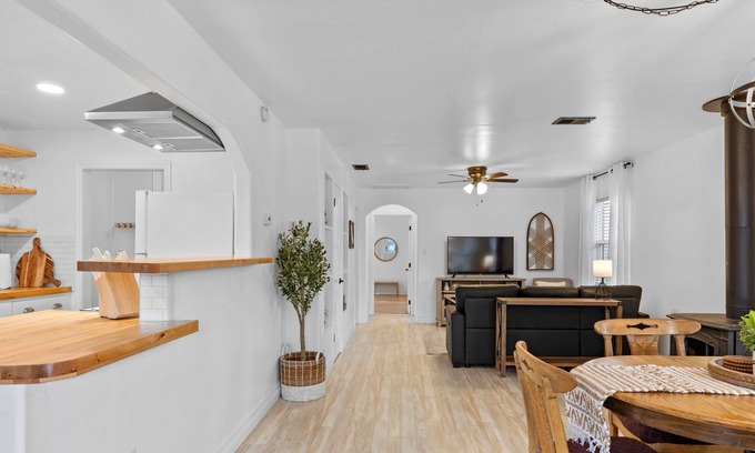 Tehachapi Cabaña | Clay Cottage - Downtown Tehachapi Cottage
