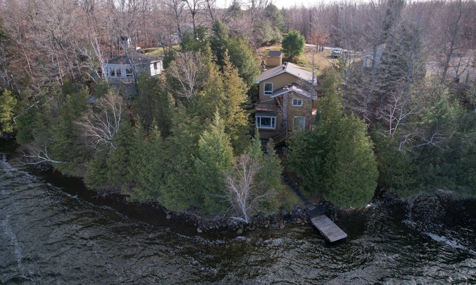 Lanark Highlands Casa | Clayton Lake Waterfront Cottage With Spectacular View & Games Room