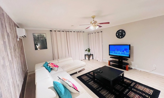 Medicine Hat Casa | Clean 2-bedroom house in Downtown with 1Gbps