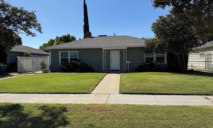 Tower District Casa | Clean 3B/1Bth EasyA to US99 + CA41 & to Nat'l Parks