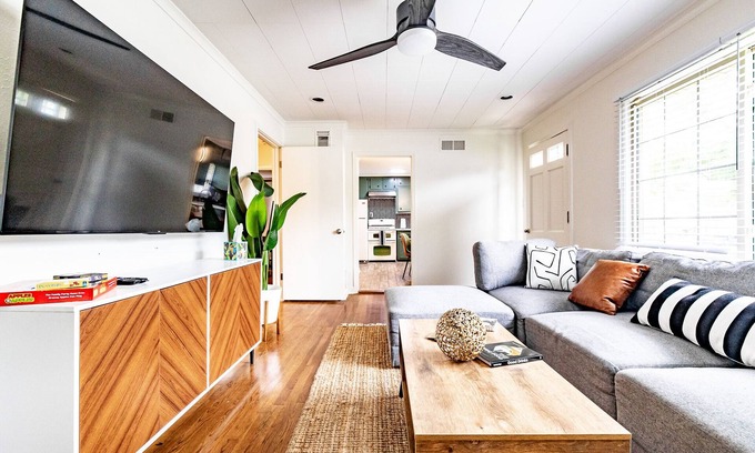 Berclair Casa | Clean and Comfy 3 Bedroom House (Sleeps 8)