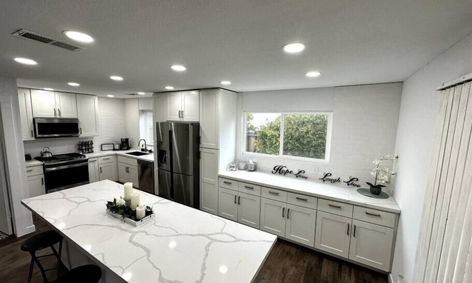 Hanford Casa | Clean and comfy w/ fast internet