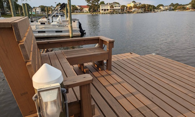Colington Harbour Cabaña | Clean and inviting Canal Front Cottage