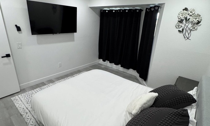 Hesperia Casa | Clean and Modern 4 Bedroom vacation home