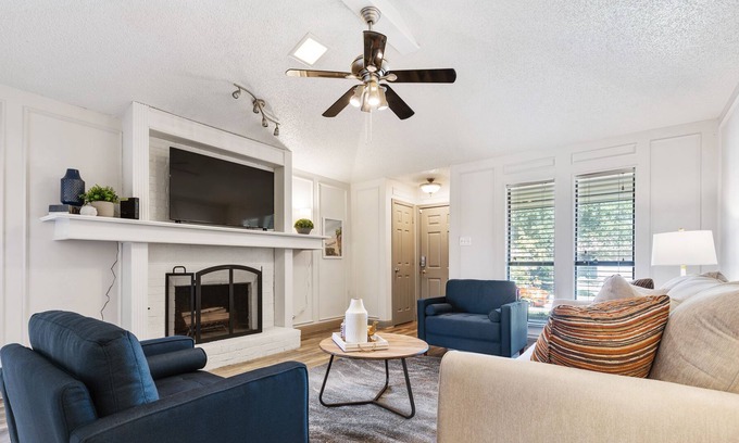 Northeast Carrollton Casa | Clean and Stylish Carrollton Home! Great Location