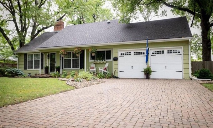 Leawood Casa | Clean and Updated 4 bedroom home in heart of Prairie Village