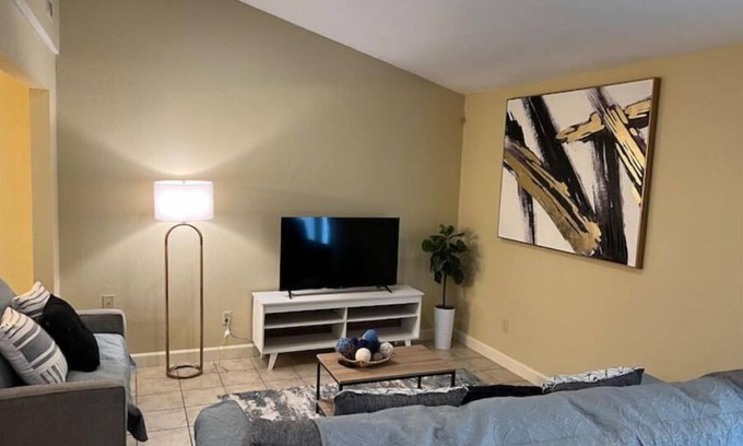 Valdosta Apartamento | Clean & Comfy 3 BR 2 Bath Townhouse W/ Amenities