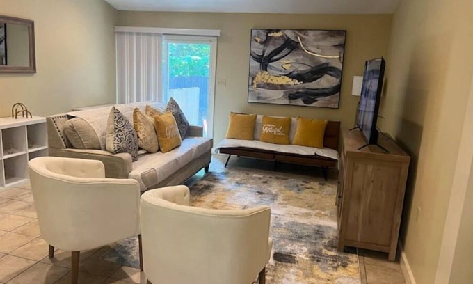 Valdosta Apartamento | Clean & Comfy 3 BR 2 Bath Townhouse 4 Queen beds