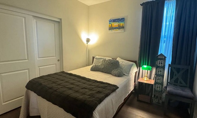 Simi Valley Cama Y Desayuno | Clean & Comfy Private Room- Perfect for Your Stay!