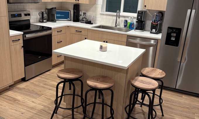 Eugene Casa | Clean & Contemporary Stay