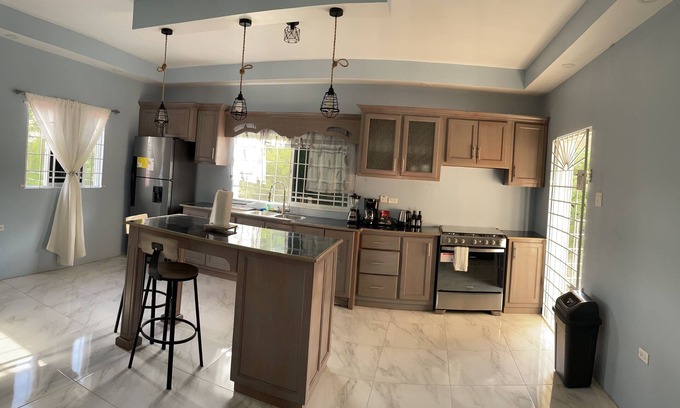 May Pen Casa | Clean Cosy unit in May Pen. Lots of natural lighting and cool breeze awaits you!