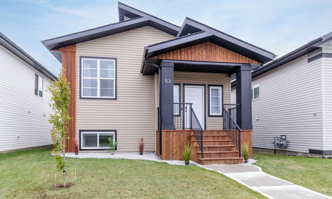 Sylvan Lake Casa | Clean, Cozy, 4 Bedroom House ~ Close to the Lake ~ Air Conditioning ~ Games Room