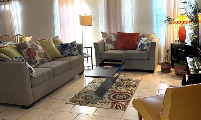 South Side Casa | Clean & Cozy, Elegant & Comfortable, Home for families and friends in safe area!