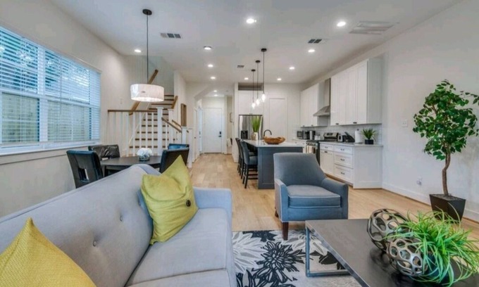 Dallas Casa | Clean luxury, furnished house for rent