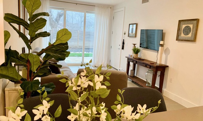 Govalle Condominio | Clean Private Condo w/ yard!